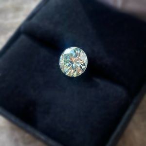 2.5 Ct Brilliant VVS1 Round Cut Moissanite